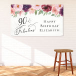 Elegant Floral 90. Geburtstagsparty Banner<br><div class="desc">Elegantes Banner und Willkommensschild für ihre 90. Geburtstagsparty mit "90 & Fabulous" in einer Kalligraphie-Skript und Aquarellbouquets aus bordeauxrot,  rot rosa und lila Blumen mit lichtdurchfluteten Weidegrün.</div>
