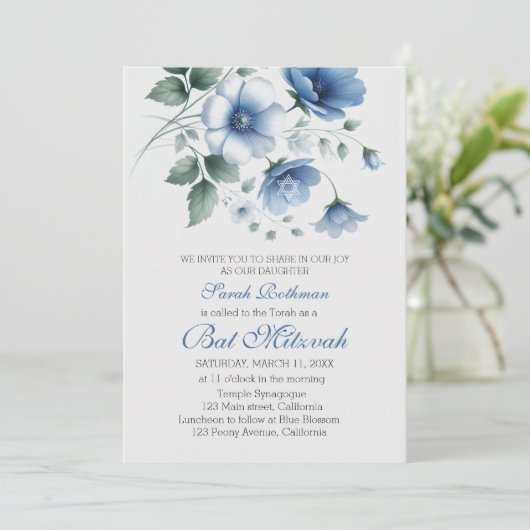 Elegant Floral Blue Girl Bat Mitzvah Einladung (Stehend Vorderseite)