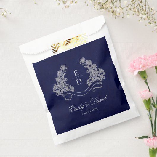 Elegant Floral Crest Navy Monogram Wedding Geschenktütchen (Versiegelt)