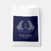 Elegant Floral Crest Navy Monogram Wedding Geschenktütchen (Vorderseite)