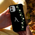 Elegant Floral Daisy Monogram Case-Mate iPhone Hülle<br><div class="desc">Dieses mädchenhafte, thematisch gestaltete Handy verbindet mühelos moderne Eleganz mit einer Touch von Blumenzauber. Mit niedlichen, dunklen Blume und einem schwarzen Hintergrund verleiht es ein auffallendes und dennoch raffiniertes Aussehen. Ideal, um eine personalisierte Touch hinzuzufügen, kann der Fall mit Ihren Initialen mit Monogramm sein, sodass er einzigartig ist. Ideal für...</div>