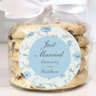 Elegant floral Dusty Blue Wedding Just Married Runder Aufkleber