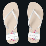 Elegant Floral Mr & Mrs Wedding| Flip Flops Badesandalen<br><div class="desc">Für weitere Anpassungen klicken Sie bitte auf die Schaltfläche "Anpassen" und verwenden Sie unser Designwerkzeug, um diese Vorlage zu ändern. Wenn die Optionen verfügbar sind, können Sie Text und Bild ändern, indem Sie einfach auf "Text oder Bild hier bearbeiten/entfernen" klicken und Ihre eigenen hinzufügen. Wenn Sie möchten, dass dieses Design...</div>