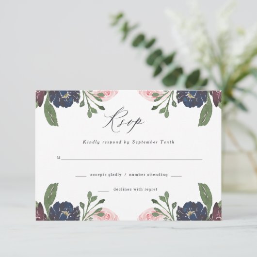 Elegant Floral Navy Blue and Plum | Hochzeit RSVP Karte (Stehend Vorderseite)