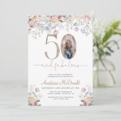 Elegant Floral Photo 50th Birthday Einladung (Stehend Vorderseite)