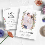 Elegant Floral Save the Date Postkarte<br><div class="desc">Unsere elegante, florale Save the Date Postkarte ist der perfekte Weg, um Ihre freudige Veranstaltung zu teilen! Einzigartig und skurril präsentiert sich diese moderne Ankündigung mit atemberaubenden rustikalen, handbemalten Wasserfarbenfloralen in dunkelblau, leuchtend rosa, rot, goldgelb, lebendig rot und schlaue grüne Blätter, die sich perfekt für Hochzeiten im Frühjahr und im...</div>