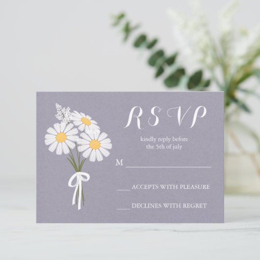 Elegant Floral White Daisies Bouquet UAWG Wedding RSVP Karte (Stehend Vorderseite)