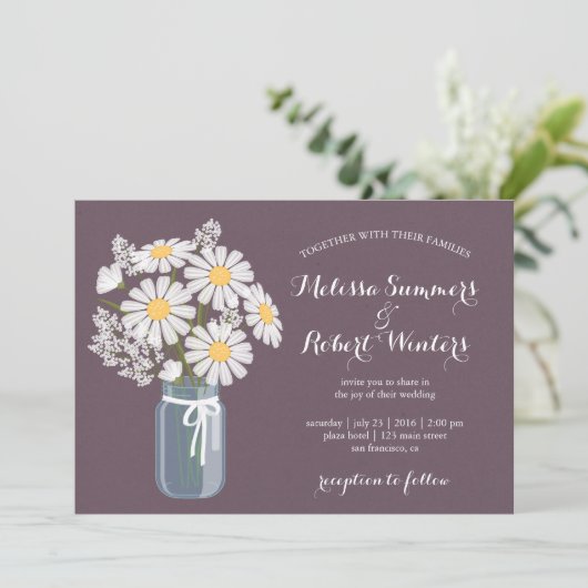 Elegant Floral White Daisies Mason Jar Wedding Einladung (Stehend Vorderseite)