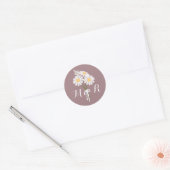 Elegant Floral White Daisies Monogram Wedding Runder Aufkleber (Umschlag)