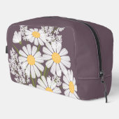 Elegant Floral White Daisies on Dark Lila Waschbeutel (Rechte Ecke)