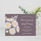 Elegant Floral White Daisies Plum Wedding Einladung (Stehend Vorderseite)