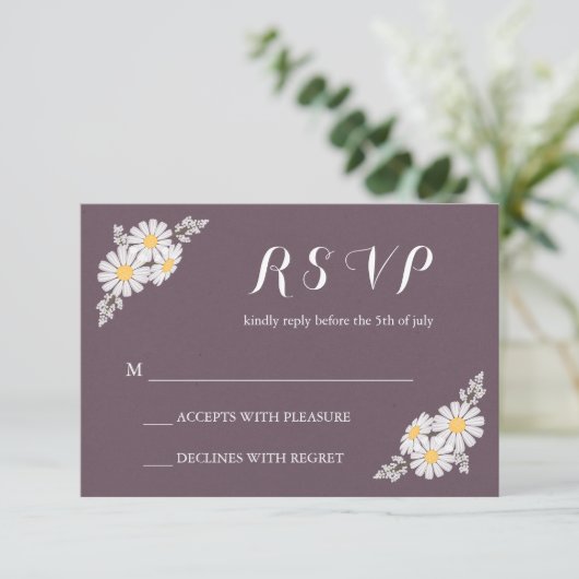 Elegant Floral White Daisies UAWG Wedding RSVP Karte (Stehend Vorderseite)
