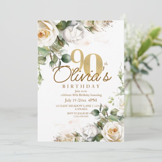 Elegant Floral White Roses & Gold 90th Birthday Einladung (Stehend Vorderseite)