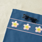 Elegant Frangipani Plumeria Blume auf Award Blue Strandtuch (Beispiel)