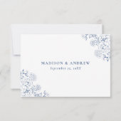 Elegant French Blue Victorian Floral Wedding RSVP Karte (Rückseite)