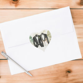 Elegant Gay Wedding Two Grooms in Anzügen Herz-Aufkleber
