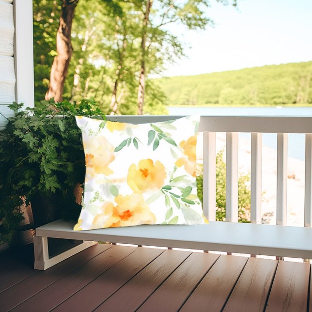 Elegant gelb pfirsichfarbene Aquarellblüte Kissen (Von Creator hochgeladen)