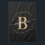 Elegant Girly Black Monogram Name Script Geschirrtuch<br><div class="desc">Girly,  elegant,  modern,  schwarz und gold monogramm Anfangsname Skript personalisierte Küchentücher. Mit einem Monogramm-Initial- und einem gürtelhaften Namensskript in einem handgeschriebenen Kalligraphie-Schwanz-Schriftart und einem gepunkteten Kreisrahmen um Ihr Monogramm. Perfektes weibliches Geschenk für Schwesterin,  Mutter,  Freundin,  Geburtstag,  Hochzeit,  Brautparty,  süße 16 Geburtstagsparty,  oder alle,  die Lieben hübsche mädchenhafte Moderne Stil.</div>