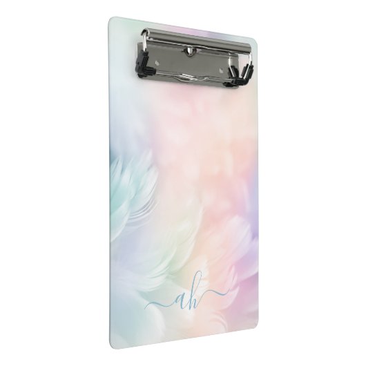 Elegant Girly Mit Monogramm Pastel Rainbow Feather Mini Klemmbrett (Schrägansicht)