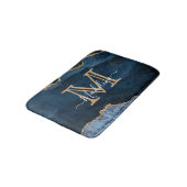 Elegant Girly Navy Blue Gold Agate Geode Monogram Badematte (Schrägansicht)