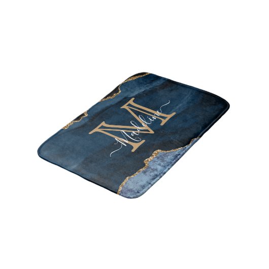 Elegant Girly Navy Blue Gold Agate Geode Monogram Badematte (Schrägansicht)