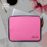 Elegant Girly Niedlich Fun Hot Pink Script Name Laptopschutzhülle<br><div class="desc">Diese niedliche, rosa Notebook-Hülle bietet eine elegante Personalisierung und sorgt für eine Touch Spaß am Arbeitstag. Das elegante schwarze Monogramm in Skripten fügt eine persönliche Touch hinzu und macht es zu einem einzigartigen Accessoire. Ideal zum Schutz Ihres Laptops vor Kratzern und Stößen, passt es einfach und sicher. Das schlanke Design...</div>