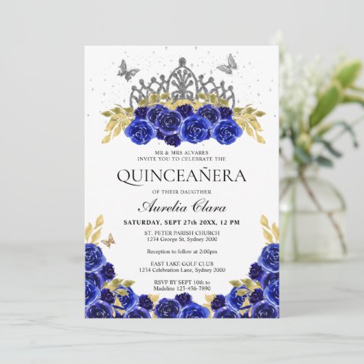 Elegant Glam Blue Floral Silver Tiara Quinceanera Einladung (Stehend Vorderseite)