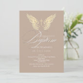 Elegant Gold Angel Wings Typografy Cross Baptisse Einladung (Stehend Vorderseite)