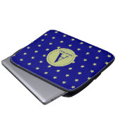 Elegant Gold & Blue Star Pattern Monogram Laptopschutzhülle (Vorne Knopf)