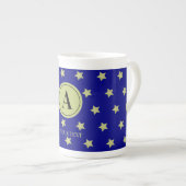 Elegant Gold & Blue Star Pattern Monogram Porzellantasse (Vorderseite Rechts)