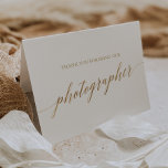 Elegant Gold Calligrafy Fotograf Dankeskarte<br><div class="desc">Diese elegante Goldkalligraphie Fotograf Dankeschön-Karte ist perfekt für eine einfache Hochzeit. Das neutrale Design besticht durch eine minimalistische Karte,  die mit romantischen und skurrilen Imitaten mit Goldfolien-Typografie dekoriert ist. Bitte beachten Sie: Dieses Design enthält keine echte Goldfolie. Es ist eine hochwertige Grafik,  die wie Goldfolie aussieht.</div>