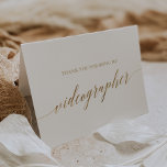 Elegant Gold Calligraphy Wedding Videographer Dankeskarte<br><div class="desc">Diese elegante goldkalligraphische Hochzeitsvideografin danke Ihnen Karte ist perfekt für eine einfache Hochzeit. Das neutrale Design besticht durch eine minimalistische Karte,  die mit romantischen und skurrilen Imitaten mit Goldfolien-Typografie dekoriert ist.</div>