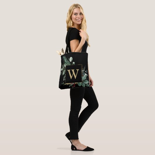 Elegant Gold Christmas Greenery Monogram Tasche (Am Model)