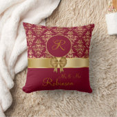 Elegant Gold Damask Monogram auf Burgundy Kissen (Decke)