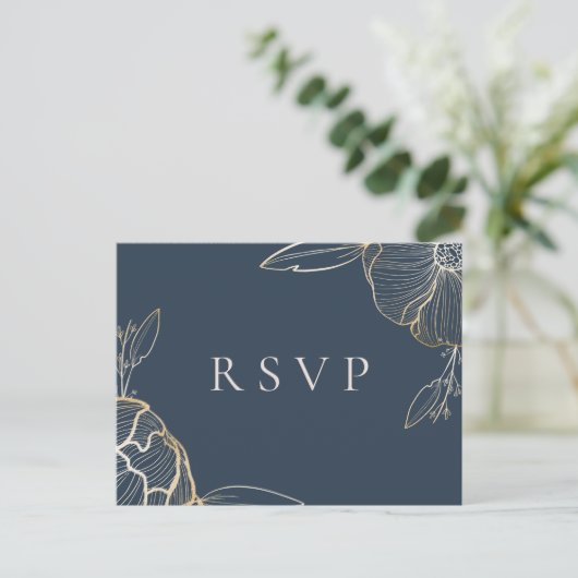 Elegant Gold Floral Botanical Wedding RSVP Einladungspostkarte (Stehend Vorderseite)
