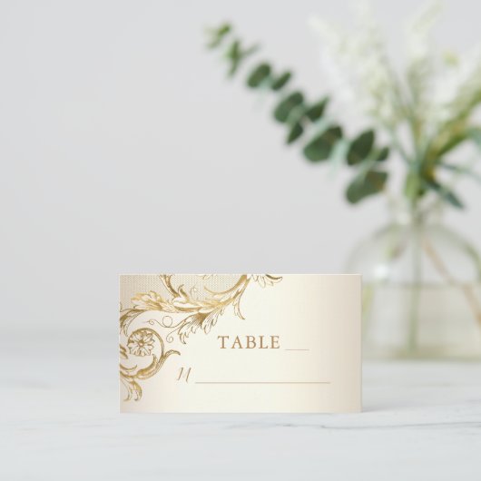 Elegant Gold Floral Damask Monogram Ivory Wedding Platzkarte (Stehend Vorderseite)