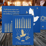 Elegant Gold Flying Dove Menorah Blue Hanukkah Feiertagskarte<br><div class="desc">Eine moderne,  goldblaue Hannukah-Grußkarte mit einer schönen goldfarbenen Menorah mit einer fliegenden Taube auf einem dunkelblauen Hintergrund mit ummantelter Grafik innen und hinten auf der Karte. Wünschen Sie Ihrer Familie und Freunden Liebe,  Licht und Latke mit dieser eleganten Hannukah-Urlaubskarte.</div>