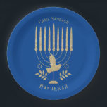 Elegant Gold Flying Dove Menorah Blue Hanukkah Pappteller<br><div class="desc">Eine moderne goldblaue und hannukah-Papiertafel mit einer schönen goldfarbenen Menorah mit einer fliegenden Taube auf einem dunkelblauen Hintergrund mit anpassbaren Redewendungen,  "Chag Sameach" und "Hanukkah".</div>