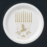 Elegant Gold Flying Dove Menorah Hanukkah Pappteller<br><div class="desc">Eine moderne,  goldblaue Hannukah-Papiertafel mit einer schönen goldfarbenen Menorah mit einer fliegenden Taube auf weißem Hintergrund mit anpassbaren Redewendungen,  "Chag Sameach" und "Hanukkah".</div>