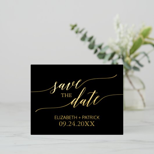 Elegant Gold Foil Calligraphy Black Save the Date Folie Einladungspostkarte (Stehend vorne)