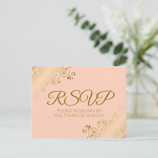 Elegant Gold Frills on Coral Peach Wedding RSVP Postkarte (Stehend Vorderseite)