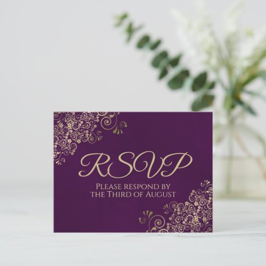 Elegant Gold Frills on Plum Lila Wedding RSVP Postkarte (Stehend Vorderseite)