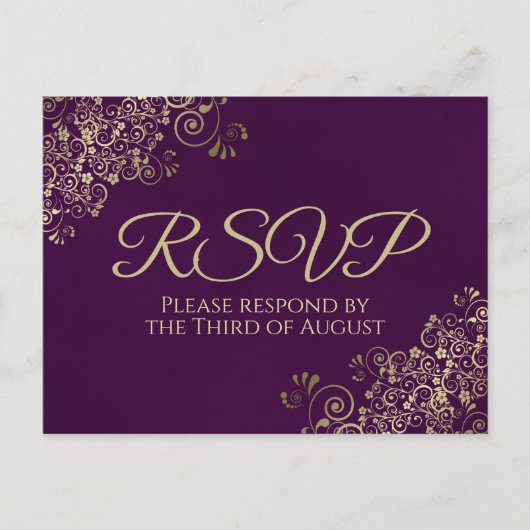 Elegant Gold Frills on Plum Lila Wedding RSVP Postkarte (Vorderseite)