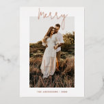 Elegant Gold Frohe Weihnachten | Minimalistisches  Folien Feiertagskarte<br><div class="desc">Mit dieser eleganten Weihnachtsfotokarte mit goldenen Schriftzeichen und moderner minimalistischer Typografie können Sie feierliche Feiertage genießen. Diese Ferienkarte wurde entworfen, um Ihre Lieblings-Familie oder Ihr Foto zu unterstreichen, und vereint eine Touch Luxus mit einem sauberen, zeitlosen Stil. Einfach mit Ihrem eigenen Foto, Namen und Jahr zu personalisieren. Es ist die...</div>