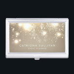 Elegant Gold Glitzer Bokeh Luxe Visitenkarten Dose<br><div class="desc">Elegant Gold Glitzer Bokeh Luxe Business Card Inhaber | Zeigen Sie Ihre Visitenkarte mit diesem eleganten Visitenkartenhalter. Es zeichnet sich durch goldene Glitzer-Bügel und einfache Typografie aus. Matching-Elemente sind verfügbar.</div>