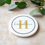 Elegant Gold Gray Round Custom Monogram Initial Getränkeuntersetzer<br><div class="desc">Das elegante,  runde,  personalisierte Getränke-Untersetzer-Design zeichnet sich durch ein klassisches Serif-Monogramm aus,  das in einer Goldfarbe mit Ihrem Nachnamen in modernen grauen Kalligrafiebeschriften vor einem sauberen,  weißen Hintergrund eintippt. Ein einfacher grauer Kreis umrahmt das Design. Das Farbschema kann so angepasst werden,  dass es sich perfekt mit Ihrer Wohngestaltung abstimmt.</div>