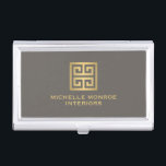 Elegant Gold Griechischer Schlüsseldesigner Taupe Visitenkarten Dose<br><div class="desc">Koordiniert bis 12.01 Uhr mit dem eleganten Gold Griechisch Key Interior Designer Taupe Business Card Template. Ein Imitat Metallisches goldgriechisches Schlüsselemblem wird mit Ihrem Namen oder Firmennamen für ein schicke Logo auf diesem personalisierten Visitenkartenhalter kombiniert. © 1201AM CREATIVE</div>