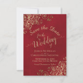 Elegant Gold Lace Filigree auf Crimson Red Wedding Save The Date (Vorderseite)
