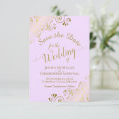 Elegant Gold Lace Filigree auf Lilac Lila Wedding Save The Date (Stehend Vorderseite)