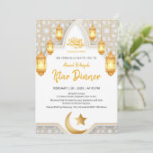 Elegant Gold Lantern & White Geometric Arch Iftar Einladung (Stehend Vorderseite)